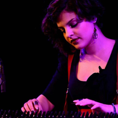 Eleanna Pitsikaki von EPI music, Fotografie live Musik am Kanun, qanoon, qanoun